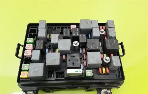 Chevrolet HHR Fuse box set 15913674