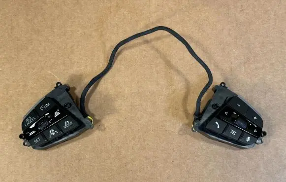 Steering wheel buttons/switches