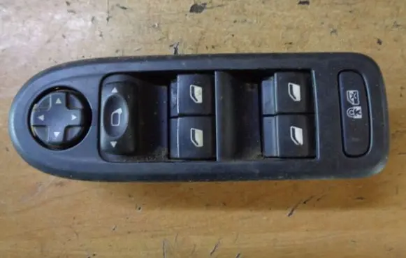 Peugeot 508 Electric window control switch 98026375ZD