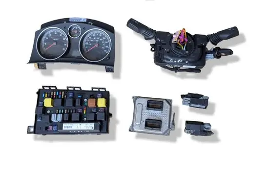 Opel Zafira B Engine ECU kit and lock set 5WK9425 55564081