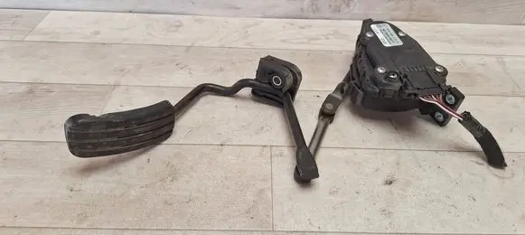Opel Vivaro Accelerator throttle pedal 8200008477 6PV00811915 6PV008119