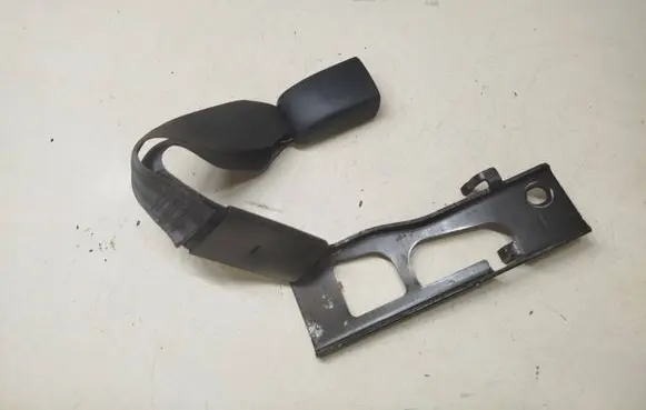 Lexus RX 330 - 350 - 400H Middle seatbelt buckle (rear) e034601
