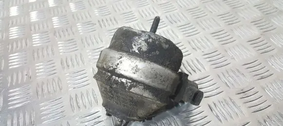 Audi A4 S4 B5 8D Engine mount bracket