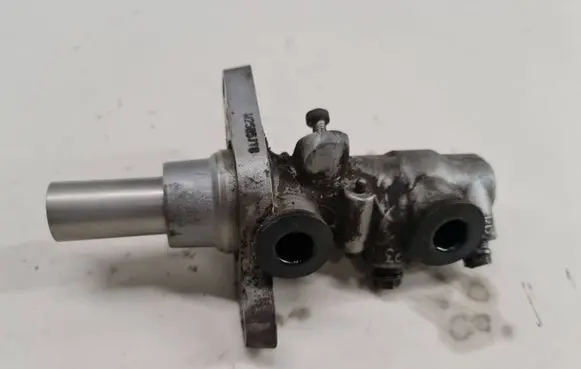 Volkswagen PASSAT B6 Master brake cylinder W2585779