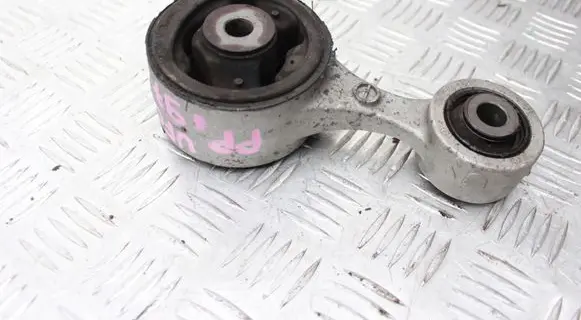 Honda Civic Engine mount bracket