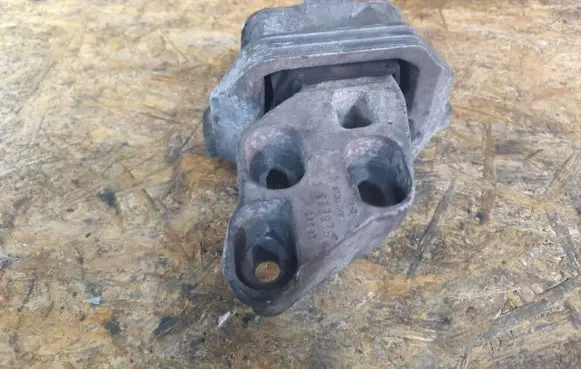 Mercedes-Benz CLA C117 X117 W117 Engine mount bracket A2462400617 30072154
