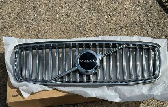 Volvo XC90 Front bumper upper radiator grill 31698383