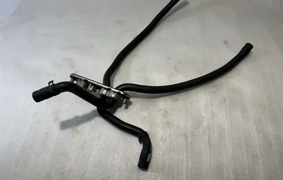 Engine coolant pipe/hose