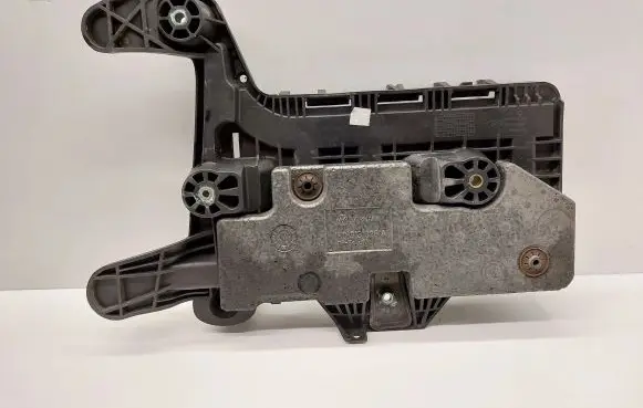 Volkswagen Eos Battery tray 1K0915325A 1K0915333D