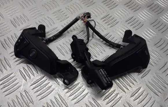 Toyota Avensis T250 Steering wheel buttons/switches 75B595