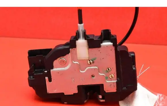 Nissan Note (E11) Front door lock