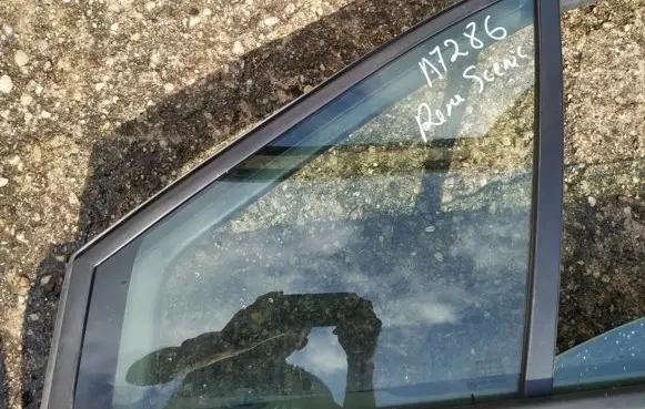 Renault Scenic II - Grand scenic II Front door vent window glass four-door 