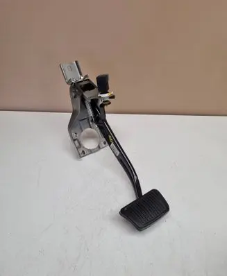 Accelerator throttle pedal