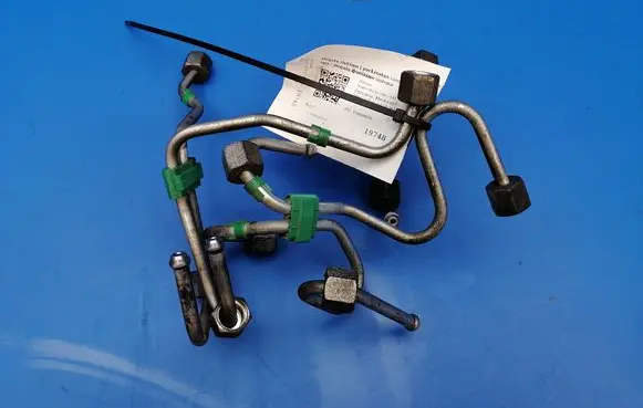 Nissan Note (E11) Fuel injector supply line/pipe 