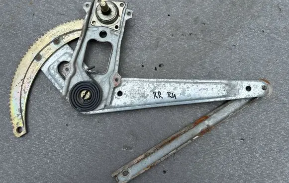 Rear window lifting mechanism without motor
