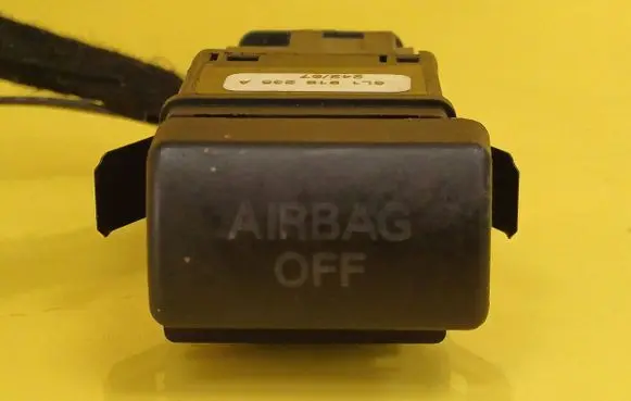 Passenger airbag on/off switch