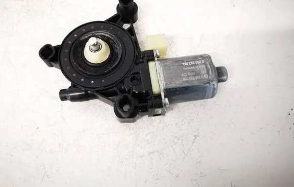 Volkswagen Golf VII Front door window regulator motor 5Q0959802B
