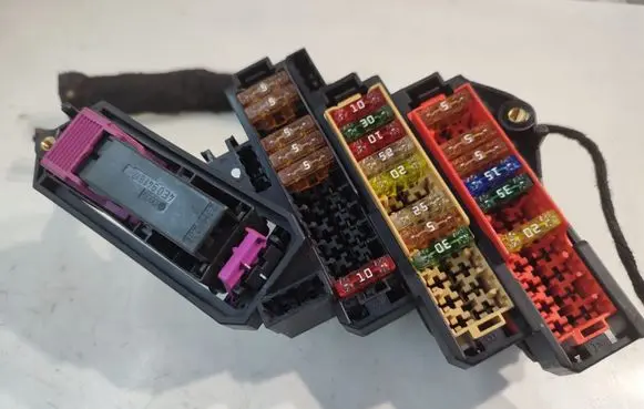 Audi Q7 4L Fuse module 4E0941817