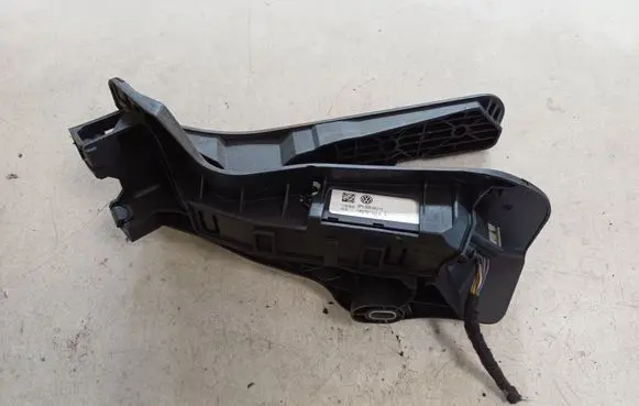 Accelerator throttle pedal