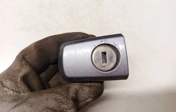 Opel Astra H Front door lock (next to the handle) 