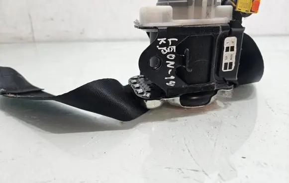 Seat Leon (5F) Front seatbelt