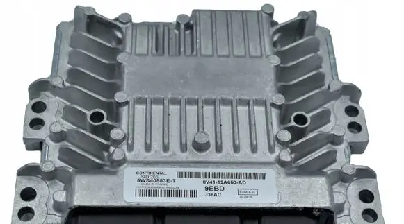 Ford Kuga I Engine control unit/module 8V4112A650AD