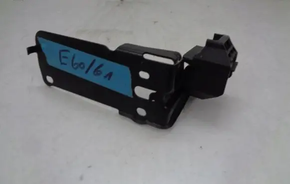 BMW 1 E81 E87 Radiator mount bracket 51647117811