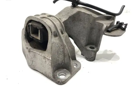 Engine mount vacuum valve