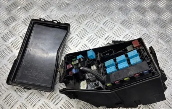 Lexus IS 220D-250-350 Fuse box cover 8266253070