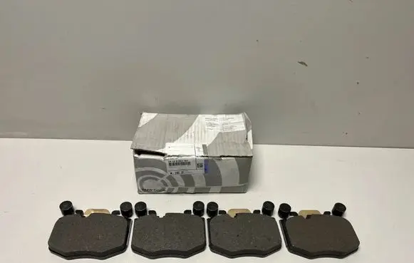BMW 7 G70 Brake pads (front) 8842387
