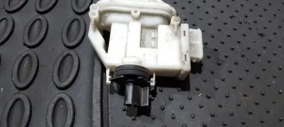 Volkswagen PASSAT B4 Central locking vacuum pump 3a0862153
