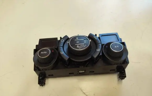 Peugeot 308 Climate control unit 96718462XT E1062127 111128340