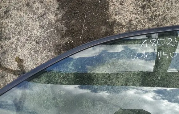 Volvo S40, V40 Front door window glass four-door