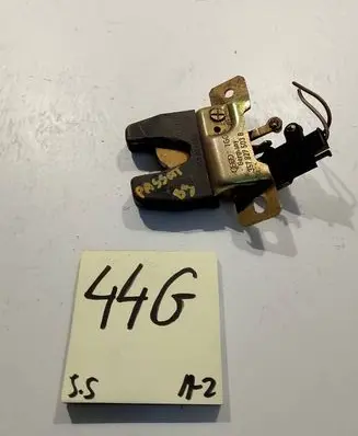 Volkswagen PASSAT B3 Tailgate/trunk/boot lock/catch/latch 357827503B