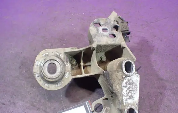 Audi A6 Allroad C5 Engine mounting bracket 8E0199352D