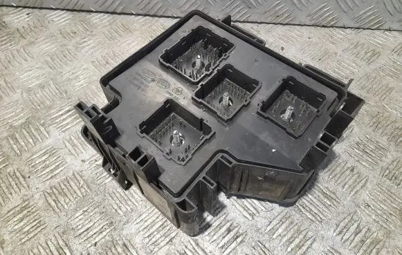 Hyundai Santa Fe Fuse module 919502B100
