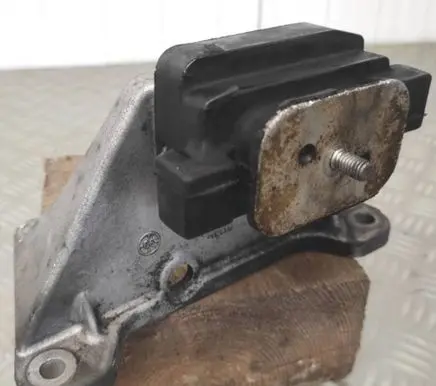 BMW 5 E60 E61 Gearbox mounting bracket 6761107 2231 24188110