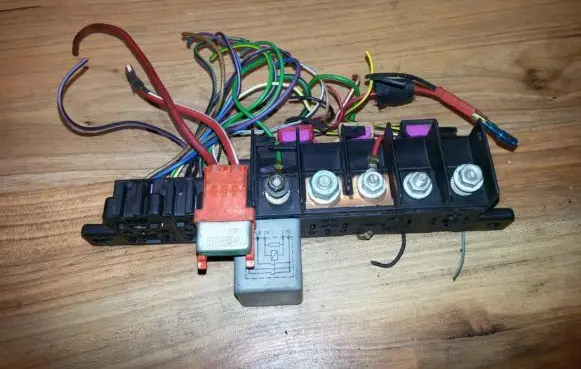 Volkswagen PASSAT B5.5 Fuse box set 8L0941822A 896083000
