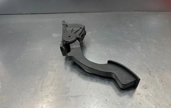 Accelerator throttle pedal