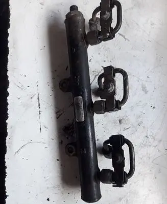 Peugeot 607 Fuel distributor 5WS40130