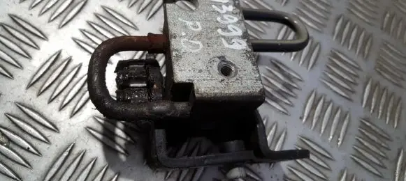 Volkswagen Jetta V Front door upper hinge