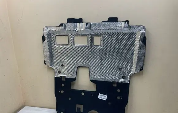 Peugeot 208 II Engine splash shield/under tray 9824226080