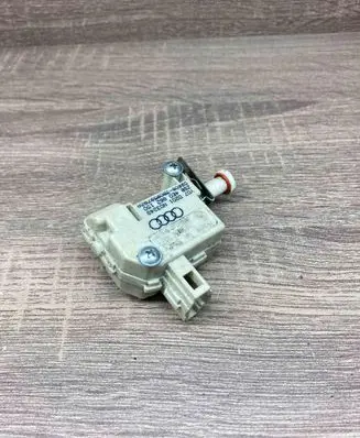 Audi A8 S8 D3 4E Central locking motor 4E0862150 Y07D201N03248