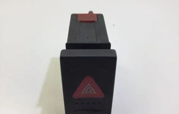 Volkswagen PASSAT B5 Hazard light switch 3B0927134A