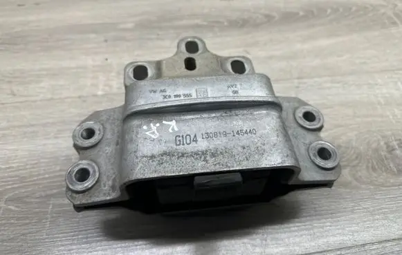 Volkswagen PASSAT CC Engine mount bracket 3C0199555
