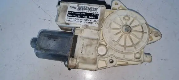 BMW X3 E83 Front door window regulator motor 69259641 S007083006