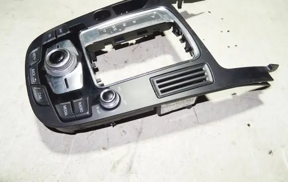 Head unit multimedia control