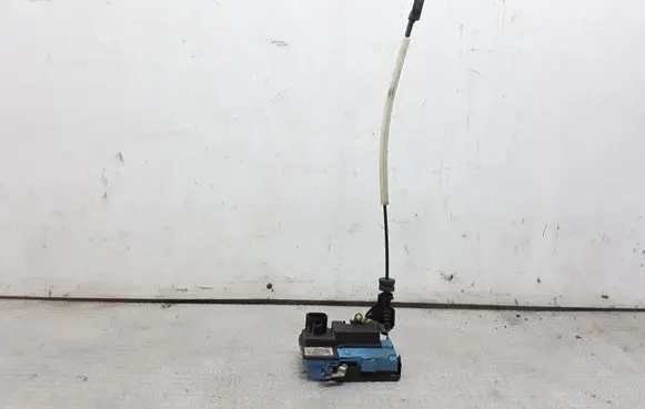 Volvo V70 Front door lock 8650546