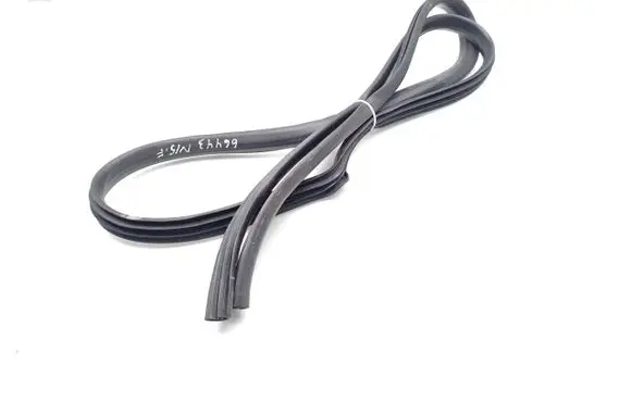 Suzuki Grand Vitara II Front door rubber seal 