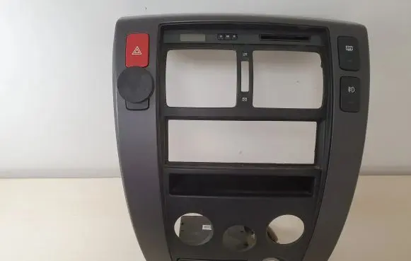 Hyundai Tucson JM Radio/GPS head unit trim U026313800